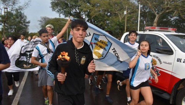 La 32ª Estudiantina de Goya comenzó con el tradicional recorrido de la Antorcha Olímpica 🏮